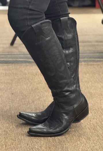 Mayra Bis - Black on Black  relaxed Fit